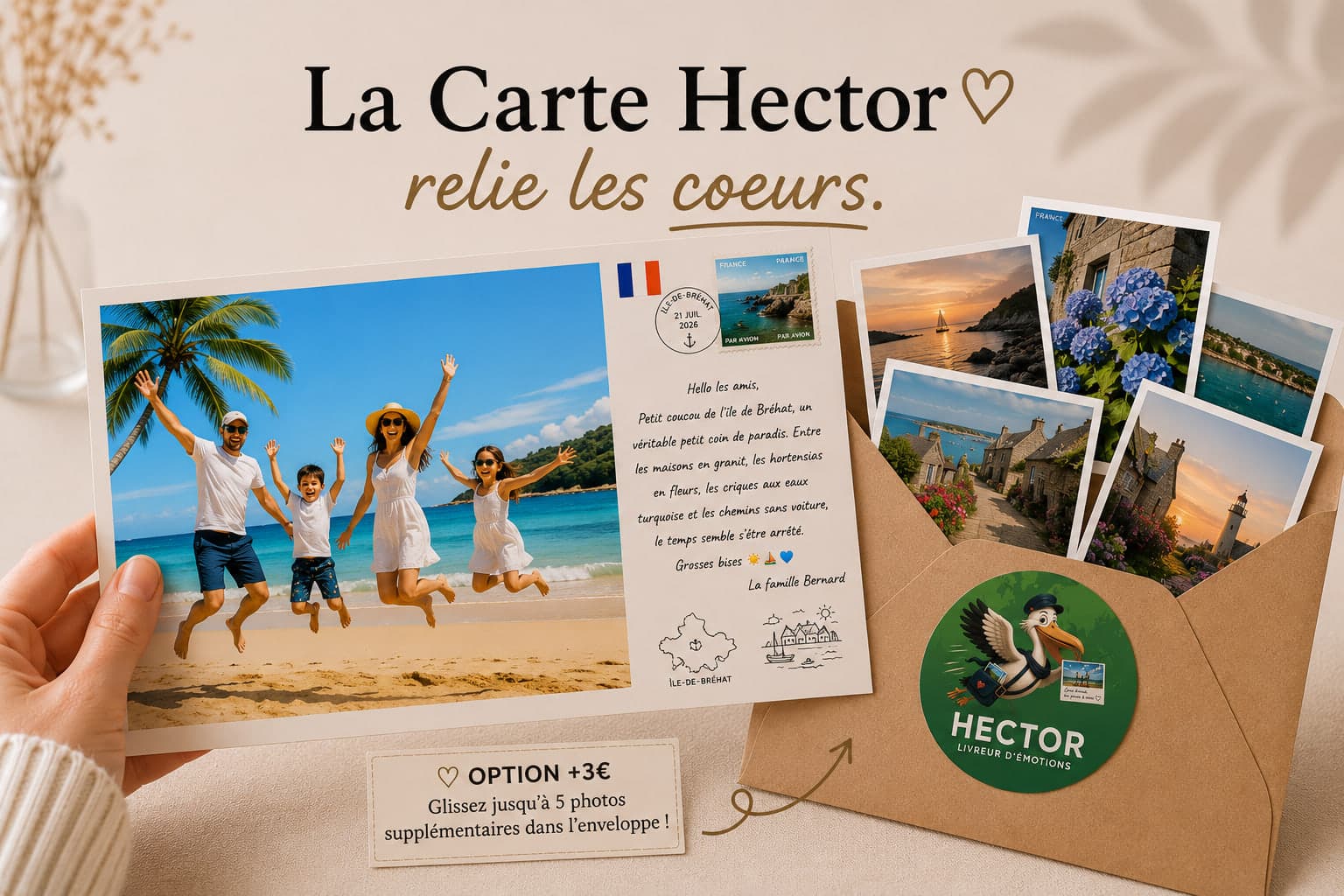 La Carte Hector : carte photo tenue en main avec photo de famille à la plage, petit mot manuscrit, timbres, enveloppe kraft Hector livreur d'émotions et option +3 € jusqu'à 5 photos supplémentaires.